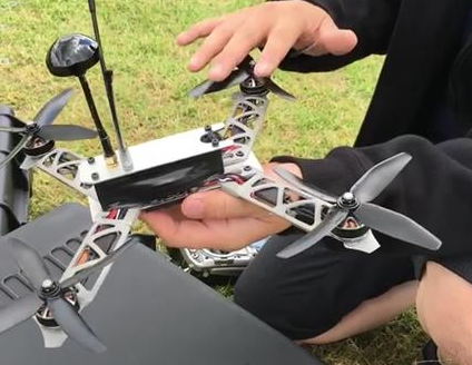 3D打印無人機(jī)來啦如今，3D打印技術(shù)正“無孔不入”地滲透到人們的生活中，3D打印機(jī)幾乎可應(yīng)用于市場(chǎng)各細(xì)分行業(yè)。在無人機(jī)制造領(lǐng)域中，相對(duì)傳統(tǒng)制造，3D打印無人機(jī)有著不可比擬的優(yōu)勢(shì)，3D打印機(jī)正以自身獨(dú)特(圖1)